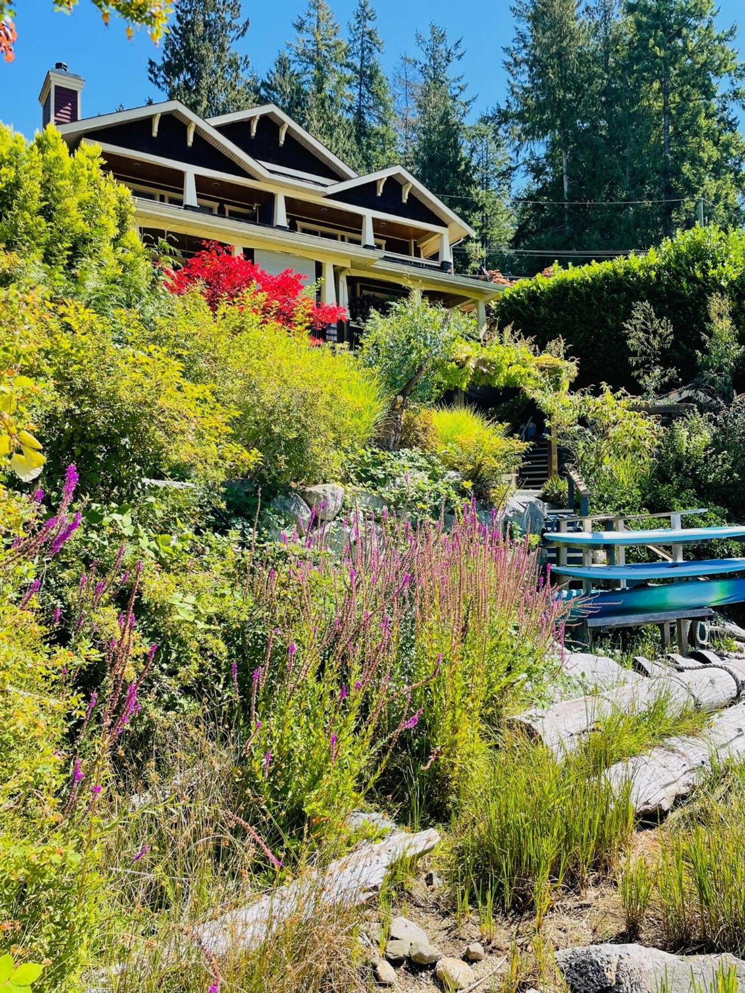 The Tuwanek Hotel And Spa Sechelt Exterior photo